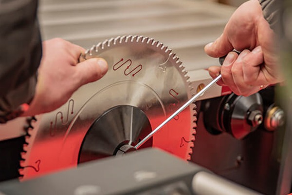 تمیز کردن تیغ اره به طور منظم