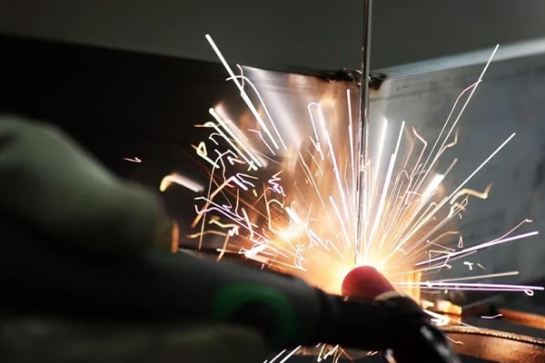 جوشکاری آلومینیوم با قوس الکتریکی چگونه انجام می‌شود؟