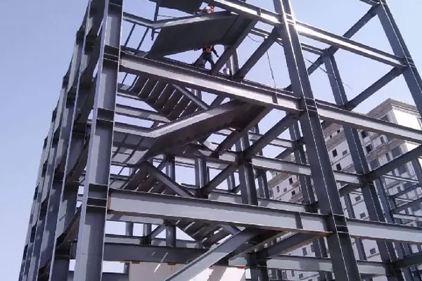 سوار کردن تیرآهن‌ها روی ستون‌ها