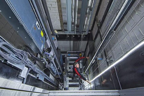 شاسی کشی یا آهن کشی آسانسور ساختمان با اسکلت بتنی