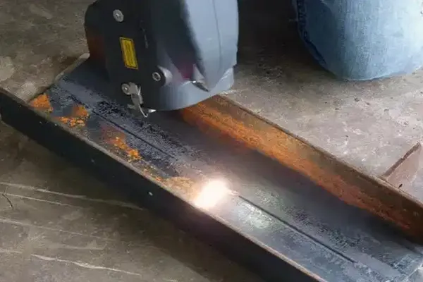 از بین بردن زنگ فلزات با لیزر زنی